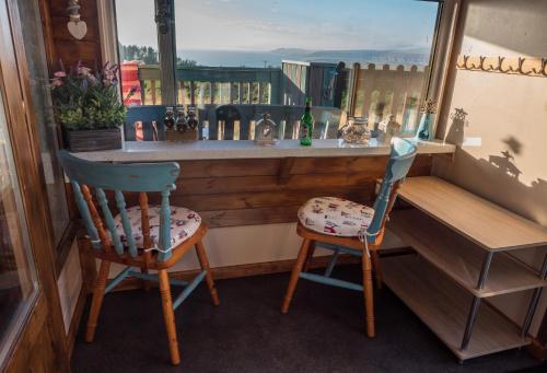Enlli Fach cabin sleep's 2 adults and 2 children 2 dogs welcome not suitable for contract workers du in Harlech