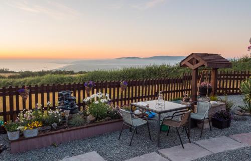 Balkon/Terrasse, Enlli Fach cabin sleep's 2 adults and 2 children 2 dogs welcome not suitable for contract workers du in Harlech