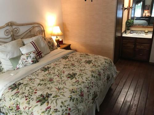 Standard King Room image 2