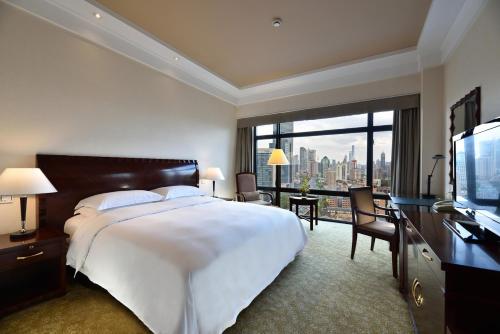 Hotel Equatorial Shanghai Located in JingAn and SHA Exhibition Center, Hotel Equatorial Shanghai is a perfect starting point from which to explore Shanghai. Featuring a satisfying list of amenities, guests will find their stay