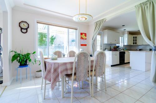 Great Guest Suite in a Gorgeous House in New Westminster, Canada