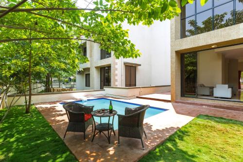 . StayVista's Greenwoods Villa 6 - City-Center Villa with Private Pool, Terrace, Lift & Ping-Pong Table