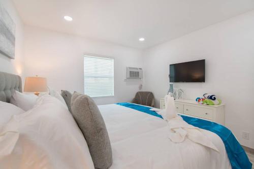 Cozy 1 BR w Parking Space #5 Close to the Beach in Hollywood, USA
