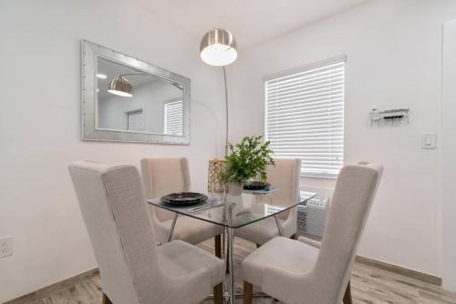 Chic 1 BR w Parking Space & Walk to the Beach #6 in Hollywood, USA
