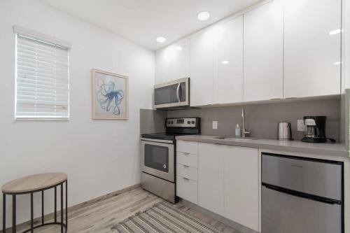Lovely 1BR w Parking Space Walk to the Beach 7 thumb 4