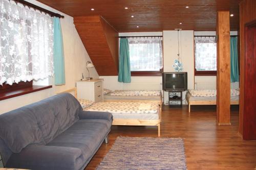 2 bedrooms, 10 beds
