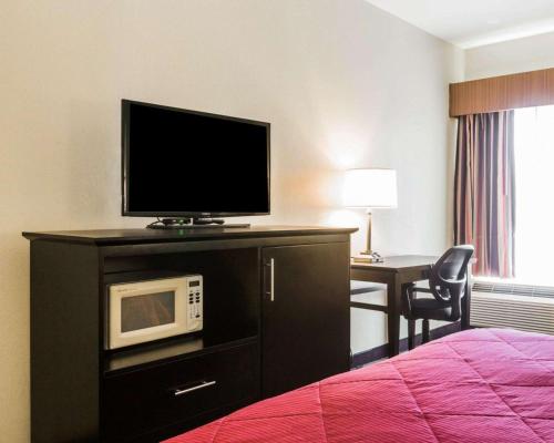 Quality Inn & Suites near Coliseum and Hwy 231 North image 3