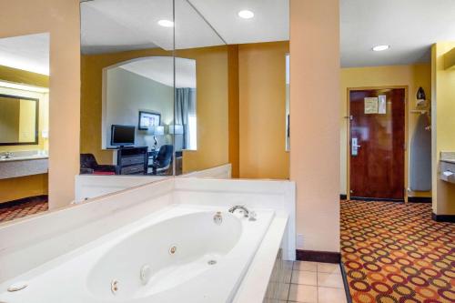 Quality Inn & Suites Montgomery East Carmichael Rd in Montgomery, USA