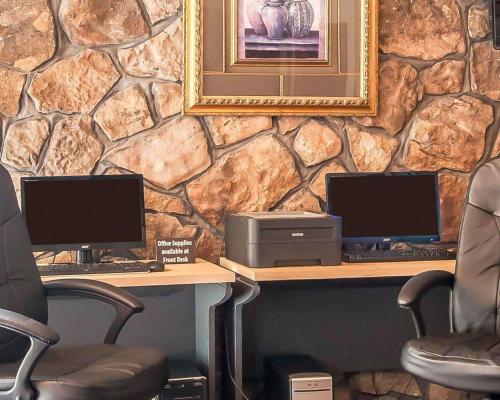Clarion Inn & Suites University Center - image 5