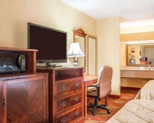 Clarion Inn & Suites University Center