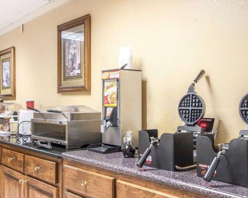 Clarion Inn & Suites University Center