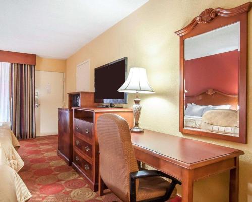 Clarion Inn & Suites University Center