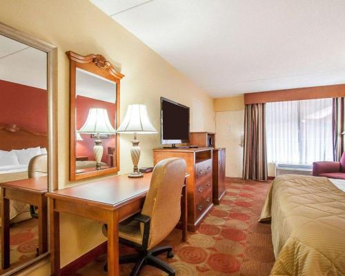 Clarion Inn & Suites University Center