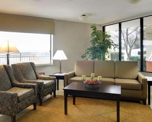 Lobby, Quality Inn & Suites near Clarksville Municipal Airport