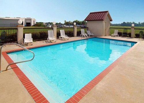 Quality Inn & Suites Pine Bluff - image 8