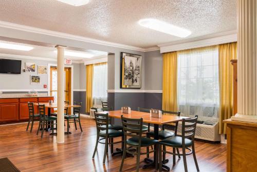 Econo Lodge Jacksonville near Little Rock Air Force Base - image 8