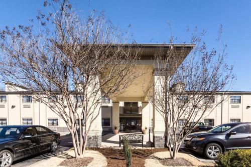 Econo Lodge Inn And Suites Little Rock - image 4