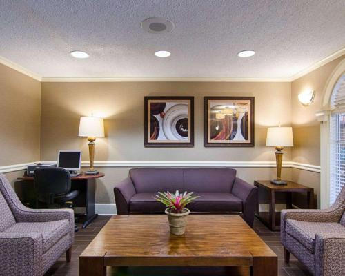 Quality Inn & Suites West - image 8