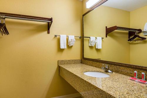 Econo Lodge Inn & Suites Bryant - image 2
