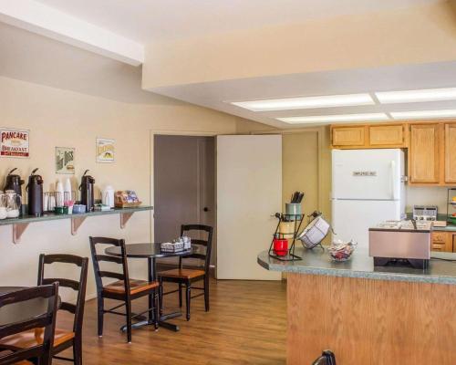 Rodeway Inn Silver Creek Inn - Accommodation - Taylor