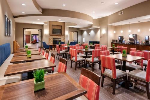Comfort Suites Goodyear-West Phoenix - image 2