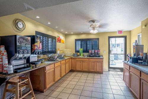 Alimentos e Bebidas, Quality Inn & Suites Phoenix NW - Sun City in Fênix (AZ)