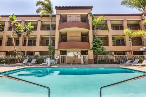 Ramada Suites by Wyndham San Diego/Hotel Circle Area - image 2