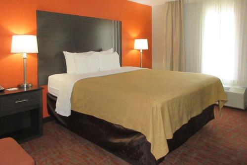Quality Inn & Suites Fresno Northwest Ideally located in the Fresno area, Comfort Inn Fresno promises a relaxing and wonderful visit. Offering a variety of facilities and services, the property provides all you need for a good nights sle
