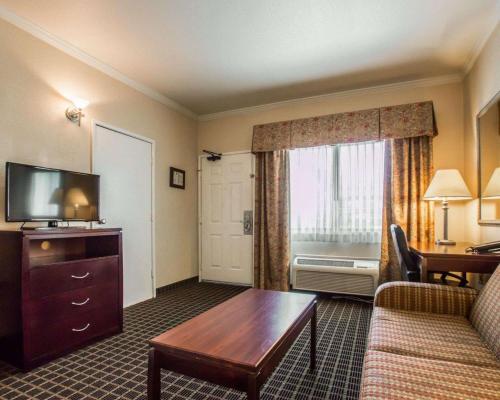 Quality Inn Temecula Valley Wine Country - image 5