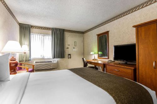 Quality Inn & Suites Silicon Valley Room Type - Standard Queen Room