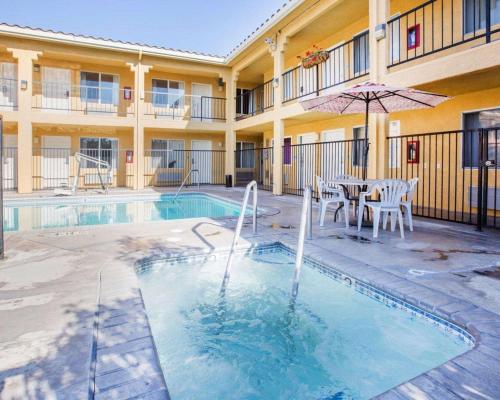 Econo Lodge Inn & Suites Wine Country