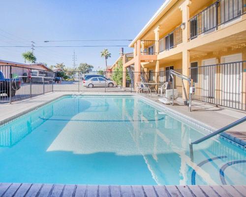Econo Lodge Inn & Suites Lodi - Wine Country Area - image 9