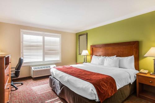 Photo - Comfort Suites Fresno River Park