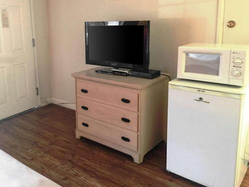 Econo Lodge On Historic Route 66 - image 13