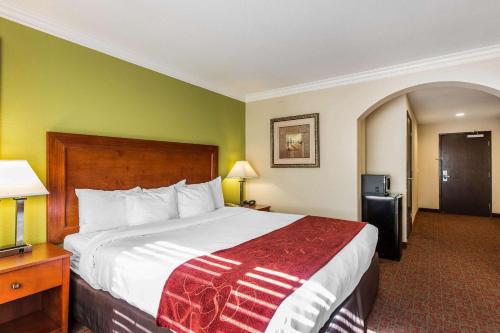 Photo - Comfort Suites Fresno River Park