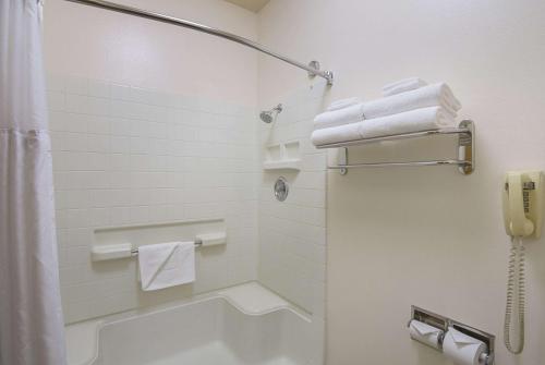 Quality Inn Fresno Airport - image 4