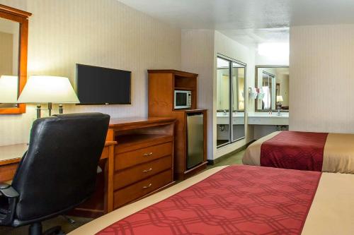 Econo Lodge Inn & Suites Riverside - Corona