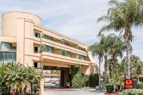 Econo Lodge Inn & Suites Riverside - Corona