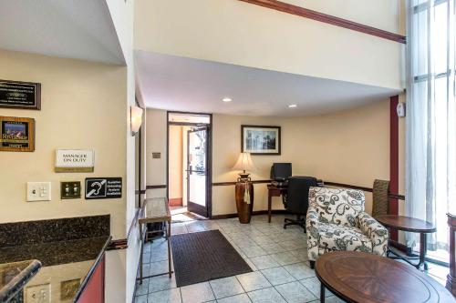 Econo Lodge Inn & Suites Riverside - Corona - image 9
