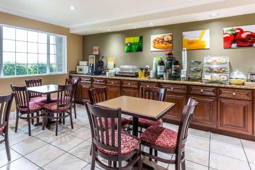 Food and beverages, Quality Inn near Hearst Castle in San Simeon (CA)