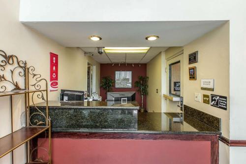 Econo Lodge Inn & Suites Riverside - Corona