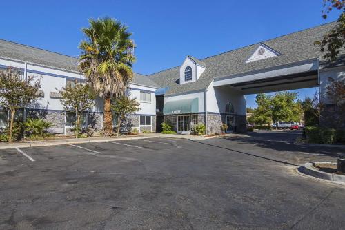 Quality Inn Fresno Airport - image 2