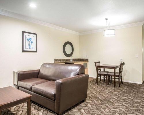 Rodeway Inn And Suites - image 4