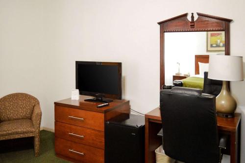 Quality Inn Yosemite Valley Gateway Room Type - King Room - Non-Smoking