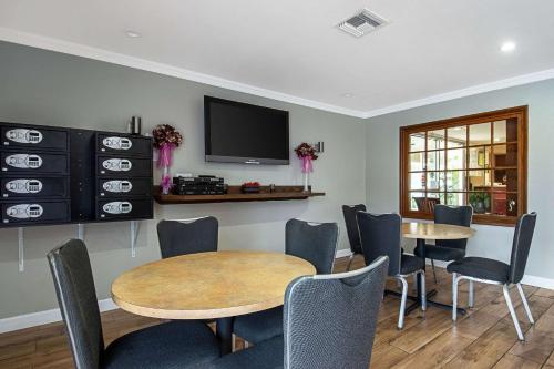 Rodeway Inn Near Maingate Knott's - image 7