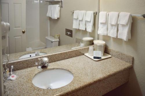 Quality Inn Yosemite Valley Gateway Room Type - Family King Suite - Non-Smoking