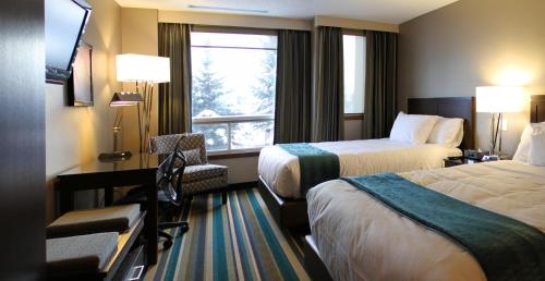 Signature Queen Room with Two Queen Beds image 8