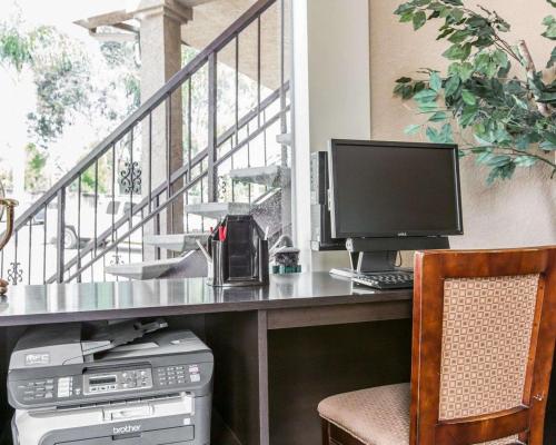Econo Lodge Inn & Suites Fallbrook Downtown - image 3