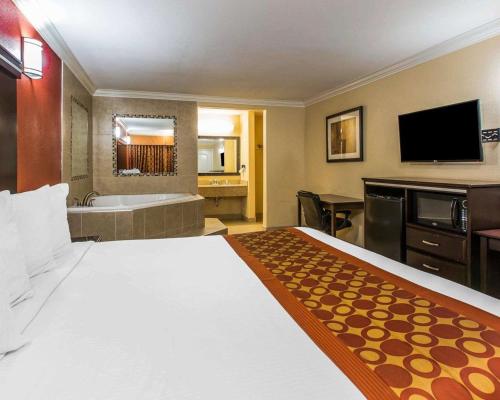 Rodeway Inn & Suites Corona in Corona, USA