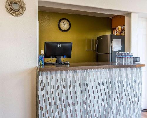 Rodeway Inn Downtown Hanford - image 3